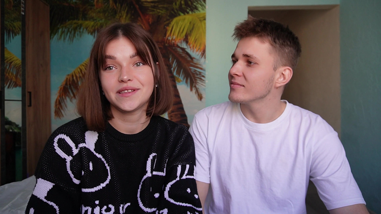 流行的在线游戏在视频博客期间变成继兄弟和继妹之间的性爱