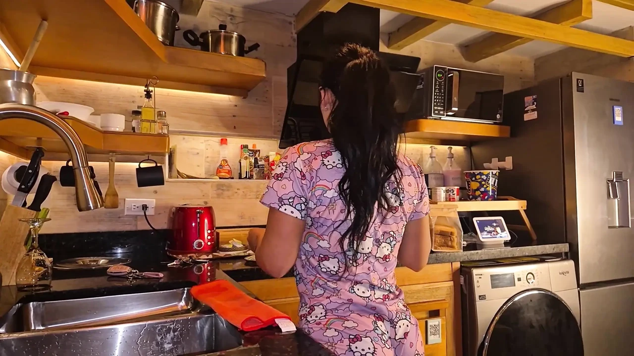Real Newlywed Couple Fuck in in-laws’ Kitchen