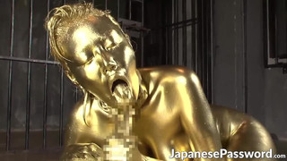 Japan-Schätzchen, das einen hochwertigen und goldenen Blowjob im Kerker gibt