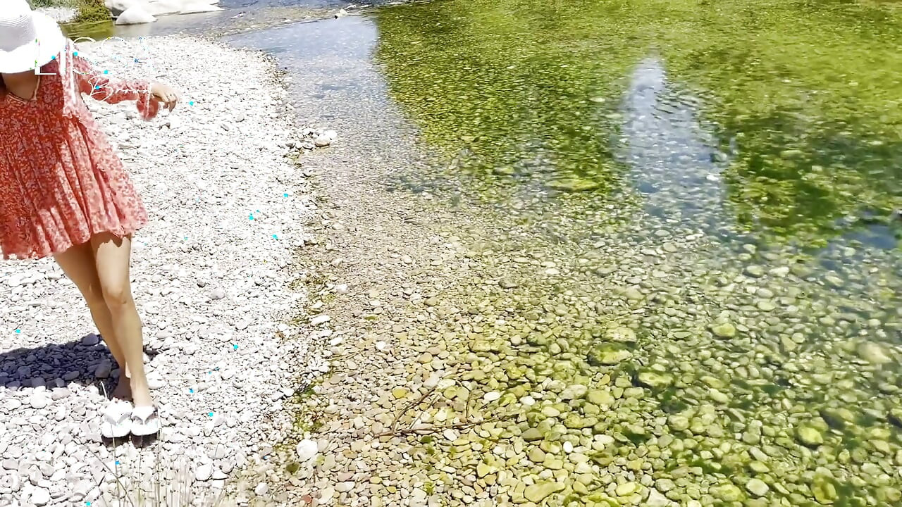Vestido mojado en el río + masturbación + exhibicionismo