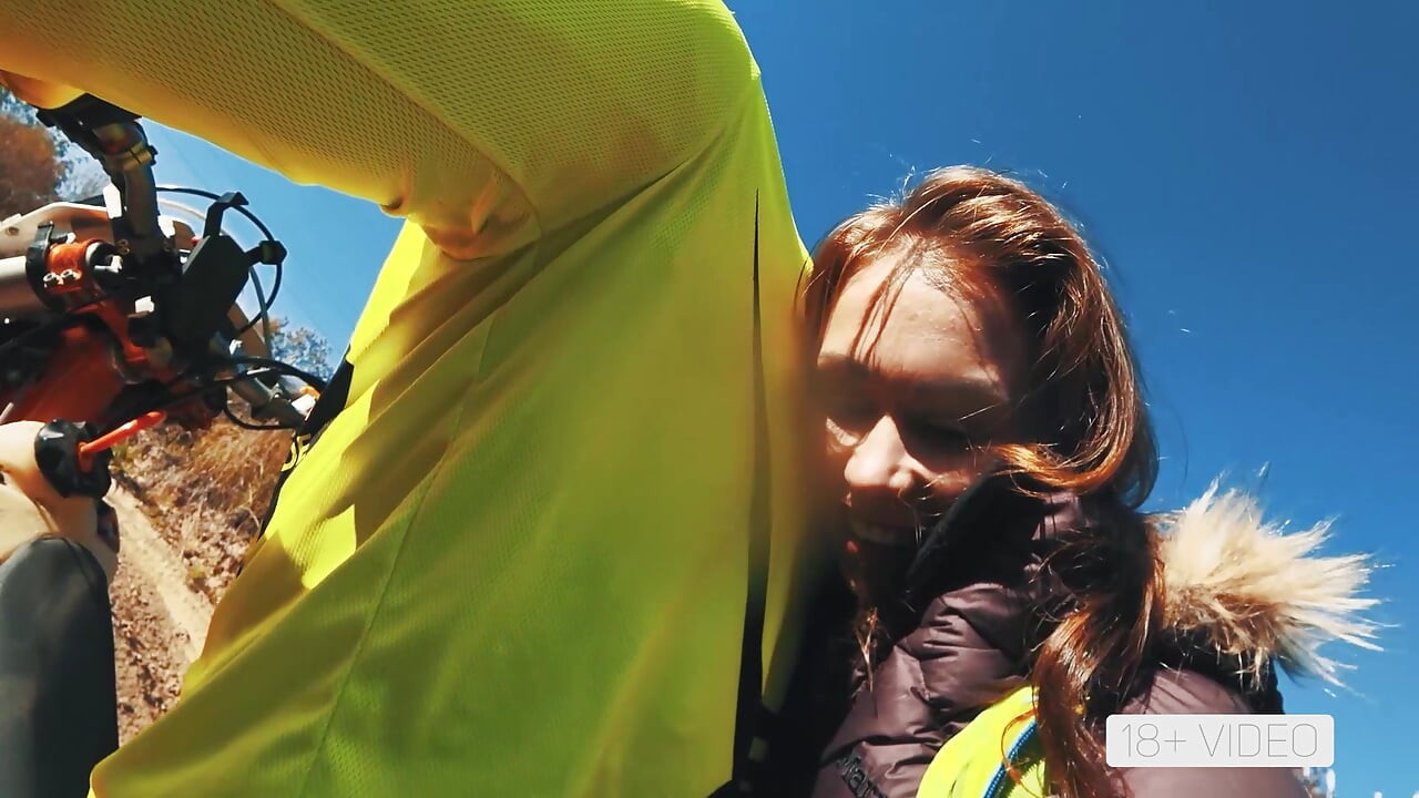 더러운 오토바이의 인정사정 없는 애널. MIA 반디니