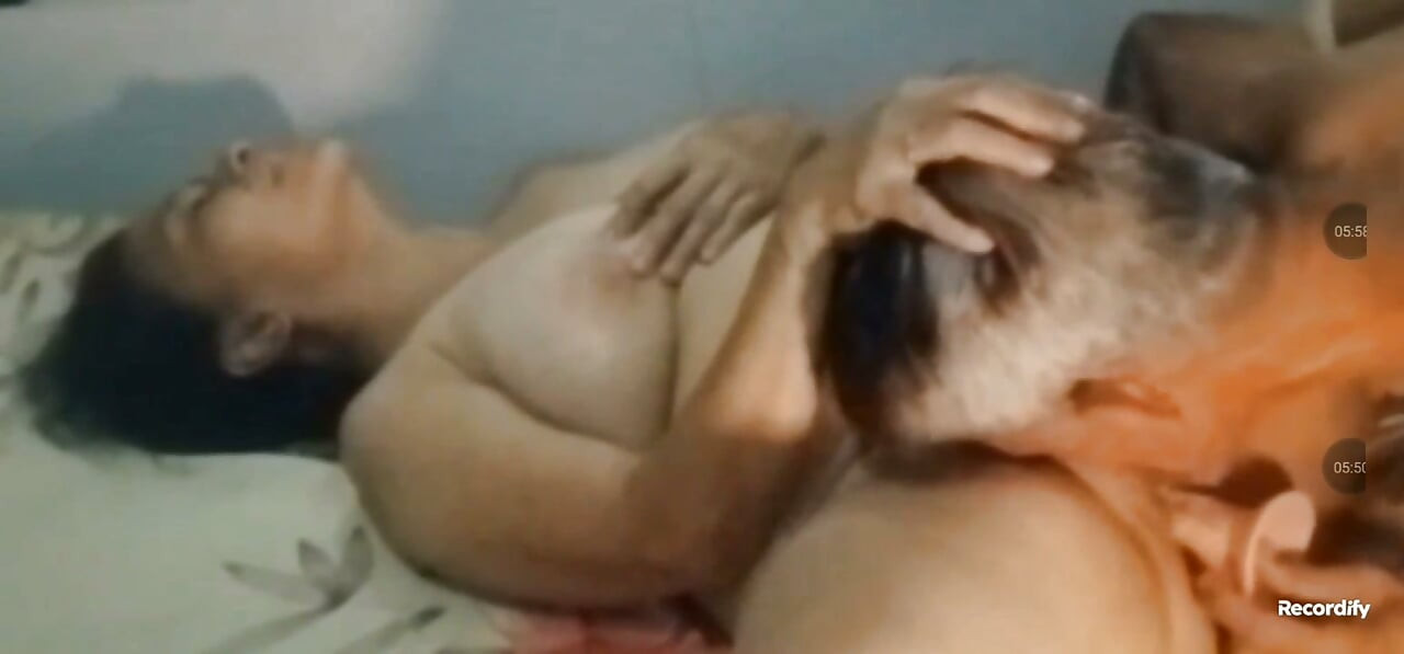 Elle ressent du plaisir quand je lèche et doigte sa chatte trempée