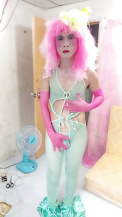 Transgender Oanh Le v sexy oblečení prožívá příliš velké potěšení