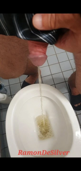 拉蒙大师穿着热辣的缎面上衣撒尿他的金色香槟