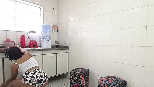 Şortla mutfağı toparlerken yaramaz eşimle yattım