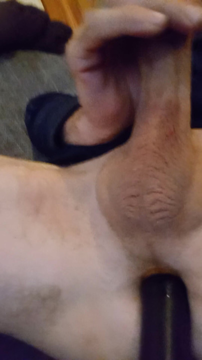 משחקת עם התחת שלי עם דילדו