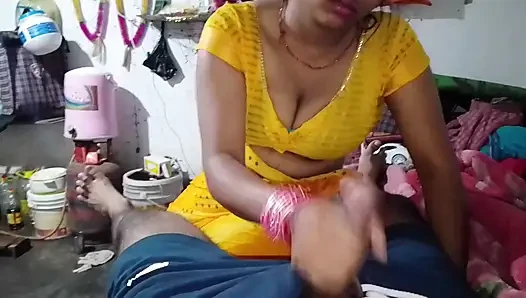 Sister-in-law in the kitchen, sister-in-law took out the water of the brother-in-law's land, showing big boobs with her hands Hindi audio.