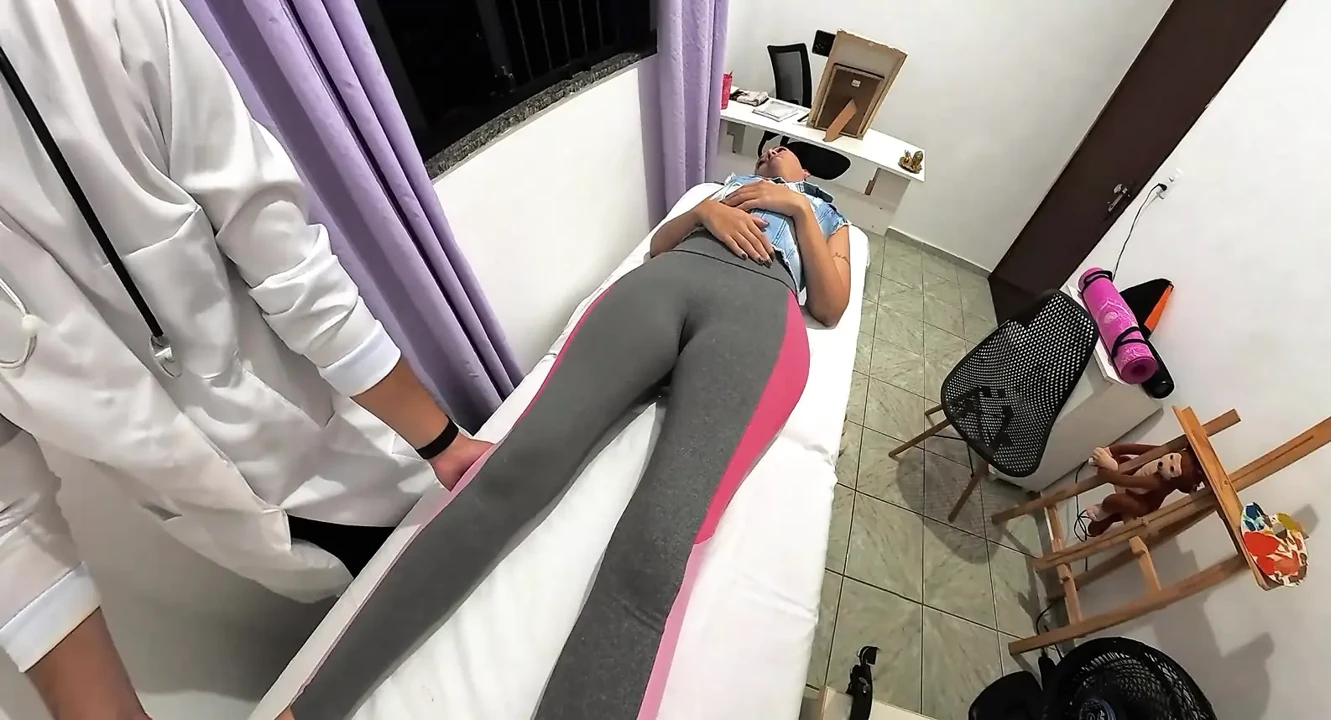骨科医生脱下病人的衣服, 射在她脸上