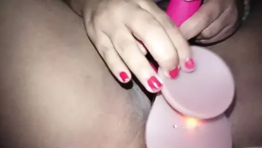 Girige Muschi will zum Orgasmen penetriert werden.