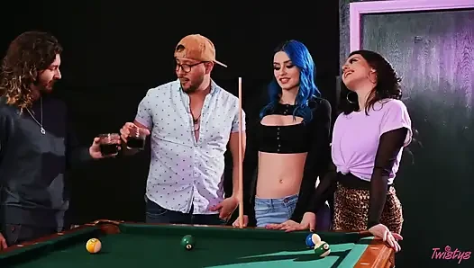Twistys - Альт акул у бассейна, Jewelz Blu и Aubree Valentine кончают на войлок