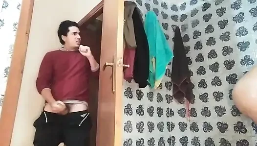 Kakak tiriku di kamar mandi ingin denganku di kamar mandi