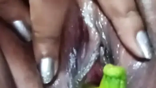 Masukin timun ke dalam memekku untuk muasin diriku sendiri