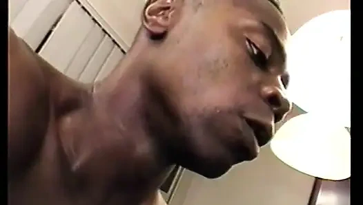 Seksi iç çamaşırlı büyük memeli beyaz yıldız aşıkların büyük siyah yarağını seviyor