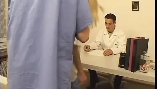 Doktor hastasına çekici sarışın bebek Gina Pearl'ün endorfin düzeyini artırabilen özel tedavisini reçete ediyor