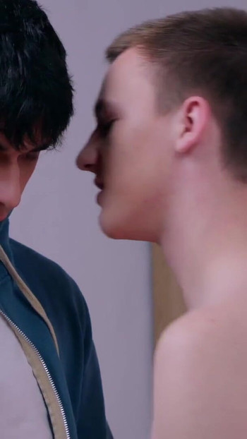 لحظة لا تنسى من "STAXUS :: شاب يدعو صديقه في كاميرا الويب للانضمام إليه لممارسة الجنس الحقيقي!"