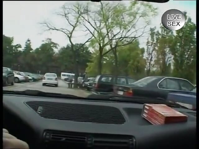 Paskudna niemiecka blondynka pokazuje swoje ciało