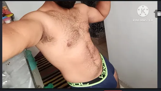 Indyjski trener siłowni pokazuje jego owłosione ciało wybrzuszenie wielki kutas i duży tyłek w rozmowie wideo Bielizna