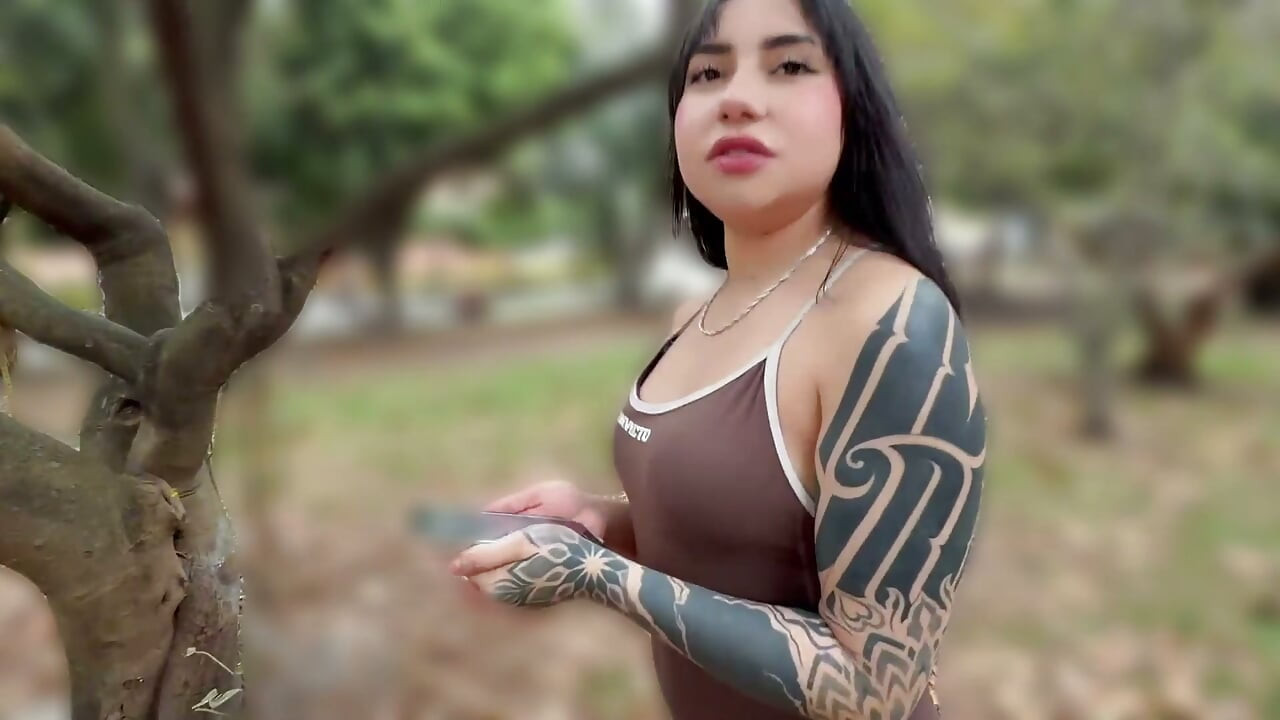 I meet a beautiful girl in the middle of the park in Bogota and I invite her to my house to fuck
