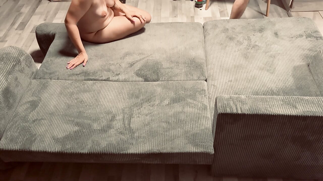 我的繼兄在我繼父母在隔壁房間時幹了我