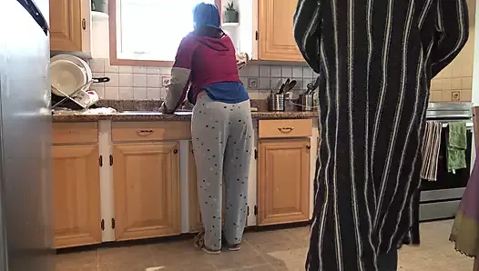 Марокканская жена получает кримпай раком на кухне