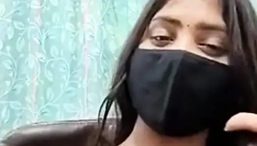 Kız arkadaş görüntülü görüşmede göğüslerini gösteriyor ve basıyor