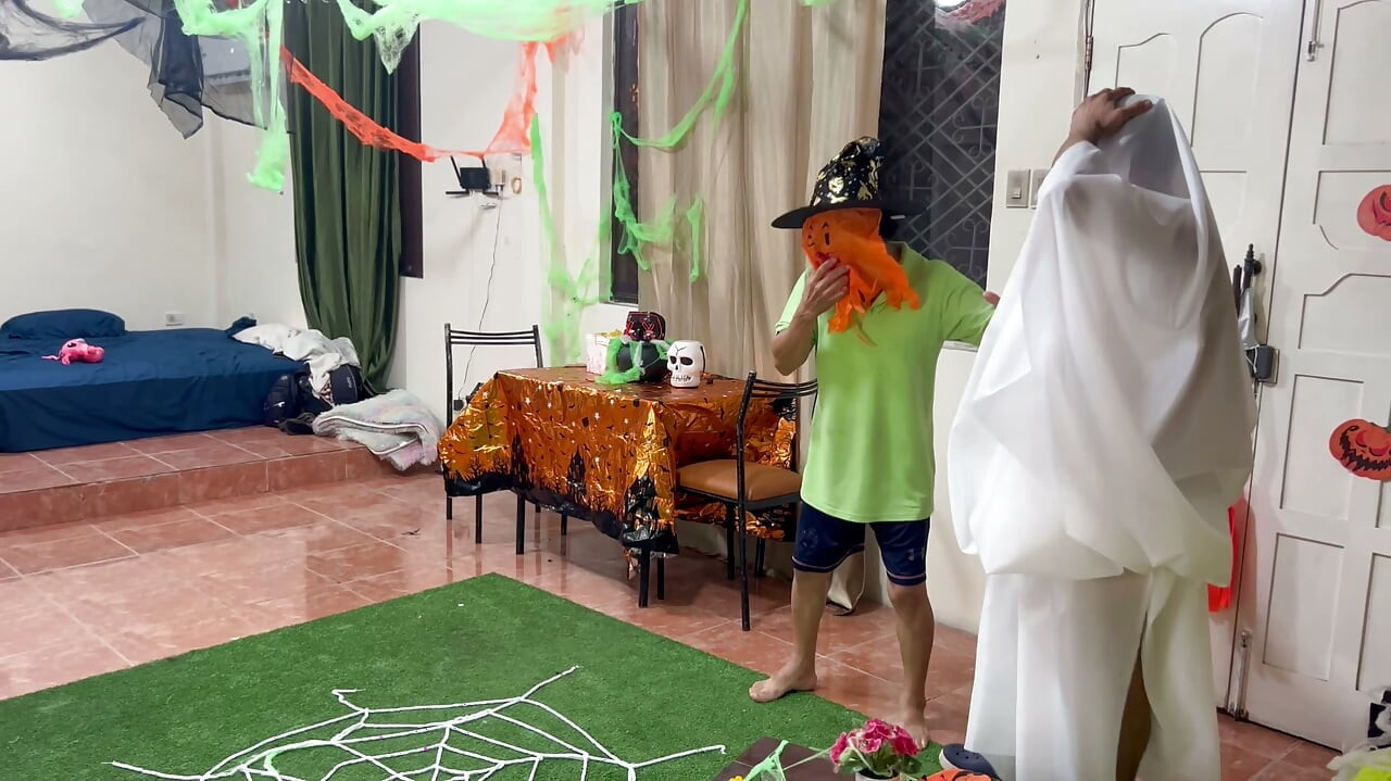 Estou comemorando o Halloween fodendo minha linda madrasta de bunda grande e peitos volumosos.