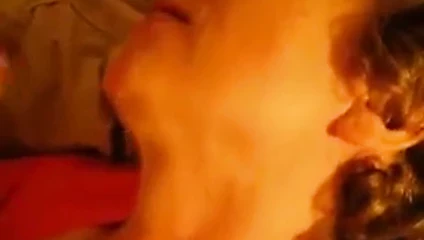 A golyóürítő elvált Janet újabb adagot nyel le