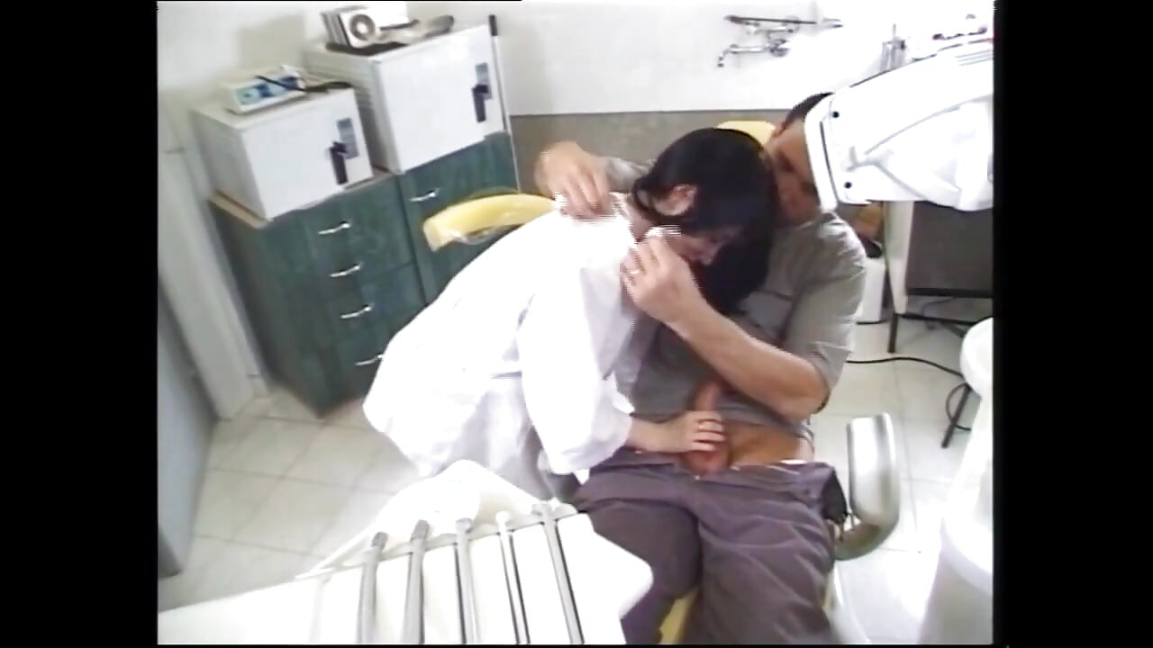 美しいエッチな売春婦が患者のデカチンをしゃぶる