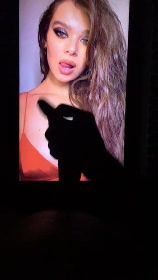 Hailee Steinfeld, Cumtribute