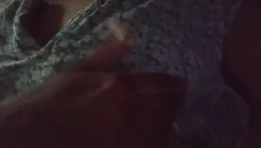 Büyük memeli ateşli üvey kız kardeş üvey erkek kardeşinin dildo oyunuyla vahşice sikiliyor