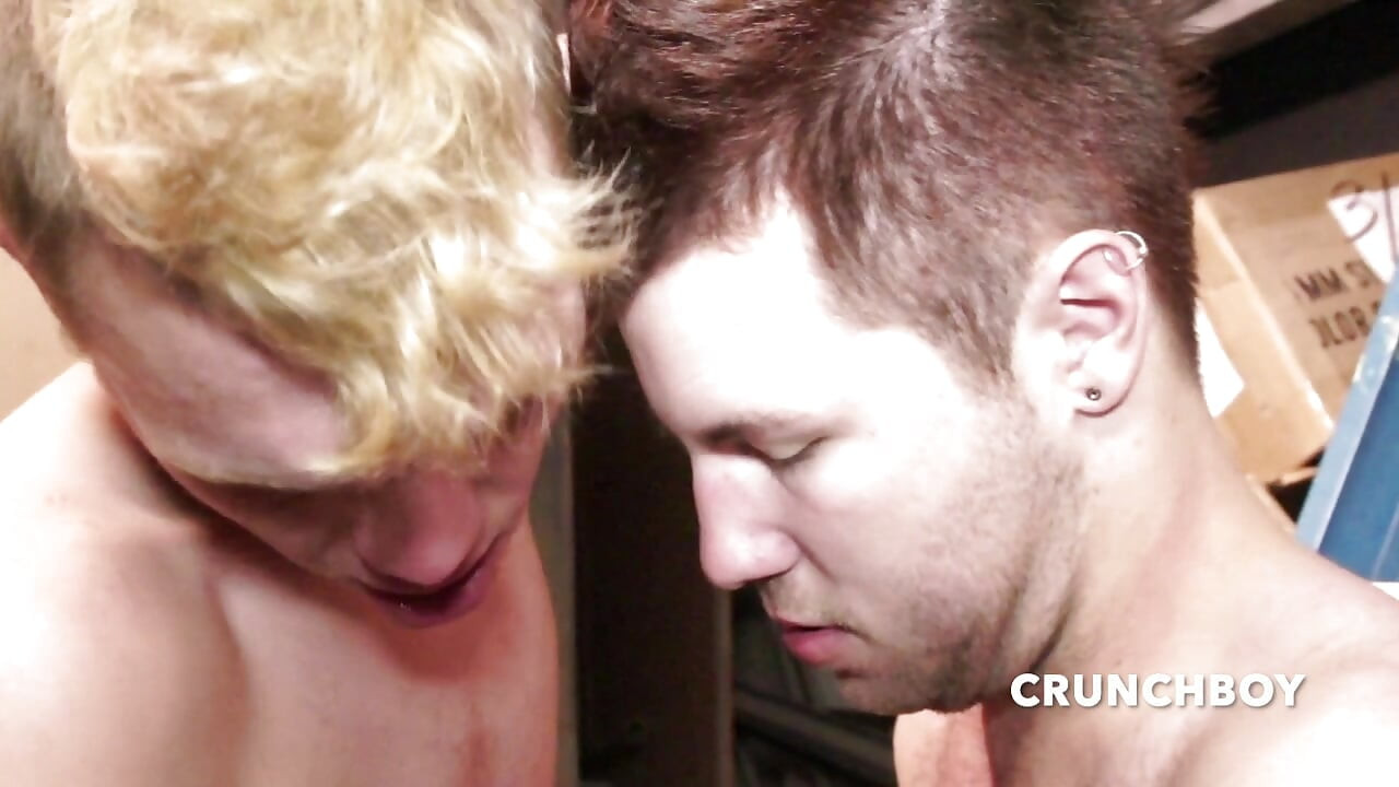 Gay disetubuhi dari belakang oleh temannya yang keras 22 tahun dan muncrat di dalam pantatnya