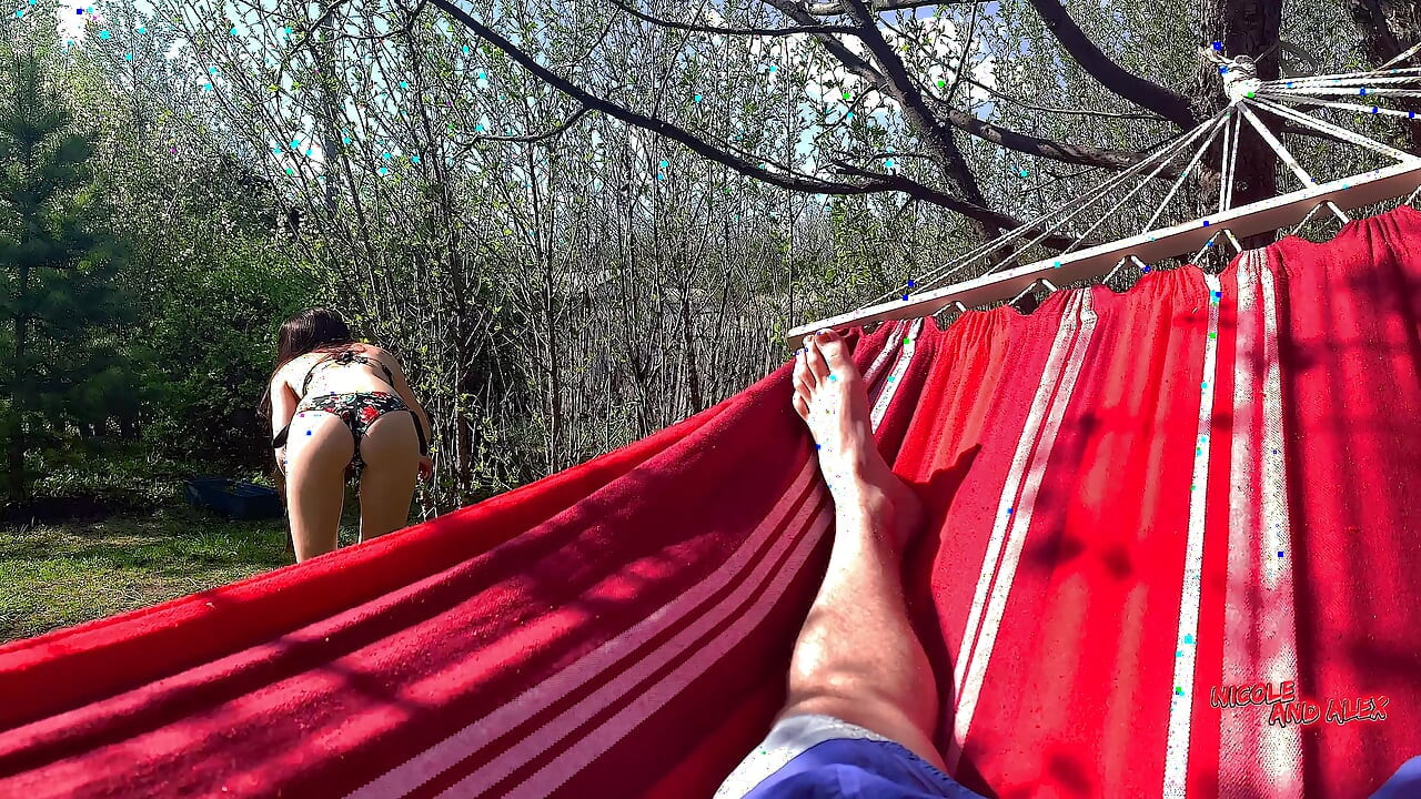 Můj nevlastní bratr mě špehuje a honí mi na zadek