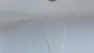 Golden Shower Kleinschwanz beim Pinkeln