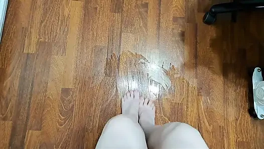 Reiten auf einem Stuhl auf einem mit Seife getränkten boden