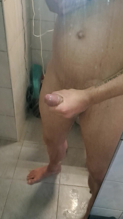 Стріляючи своїм товстим камшотом на дзеркало