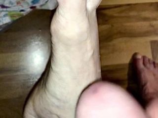 Picioarele sexy ale soției primesc spermă pe ele