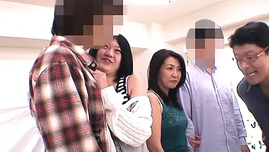 Asyalı hatunlar sahnede 1_japanese kızlar grupta mastürbasyon yapıyor ve sonunda yarak emiyor