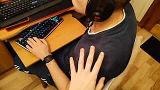 Un gioco per computer si è rivelato più interessante di una ragazza nuda