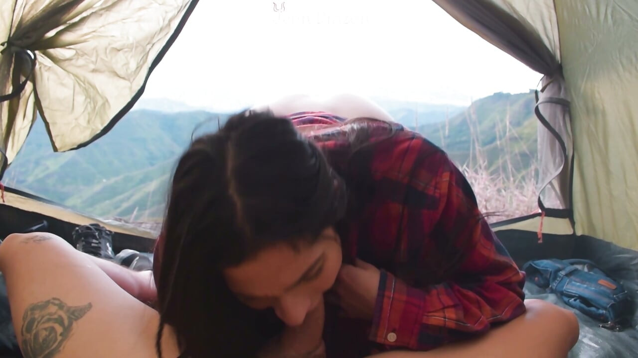Hermosa Latina delgada tiene sexo acampando en las montañas con su gran culo - Jenn Pinzon