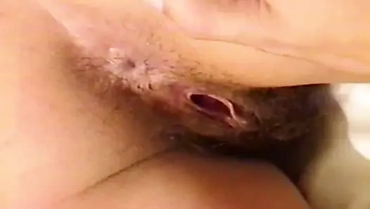Üvey annemin göt yanaklarını açıyorum ve sert yarağımı içine sokmak istiyorum.