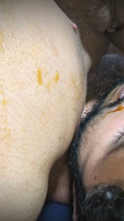 Jogo sexual de lamber por Jackson com calda de chocolate sobre os peitos | Clip 2