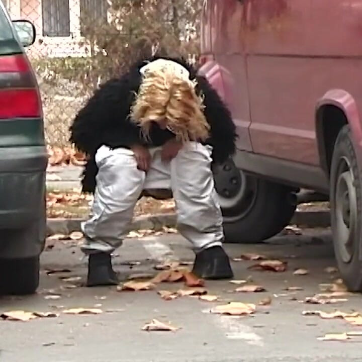 สาวฉี่ระหว่างรถ