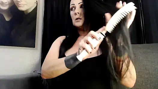 Длинные черные волосы расчесываются пальцами и расчесываются