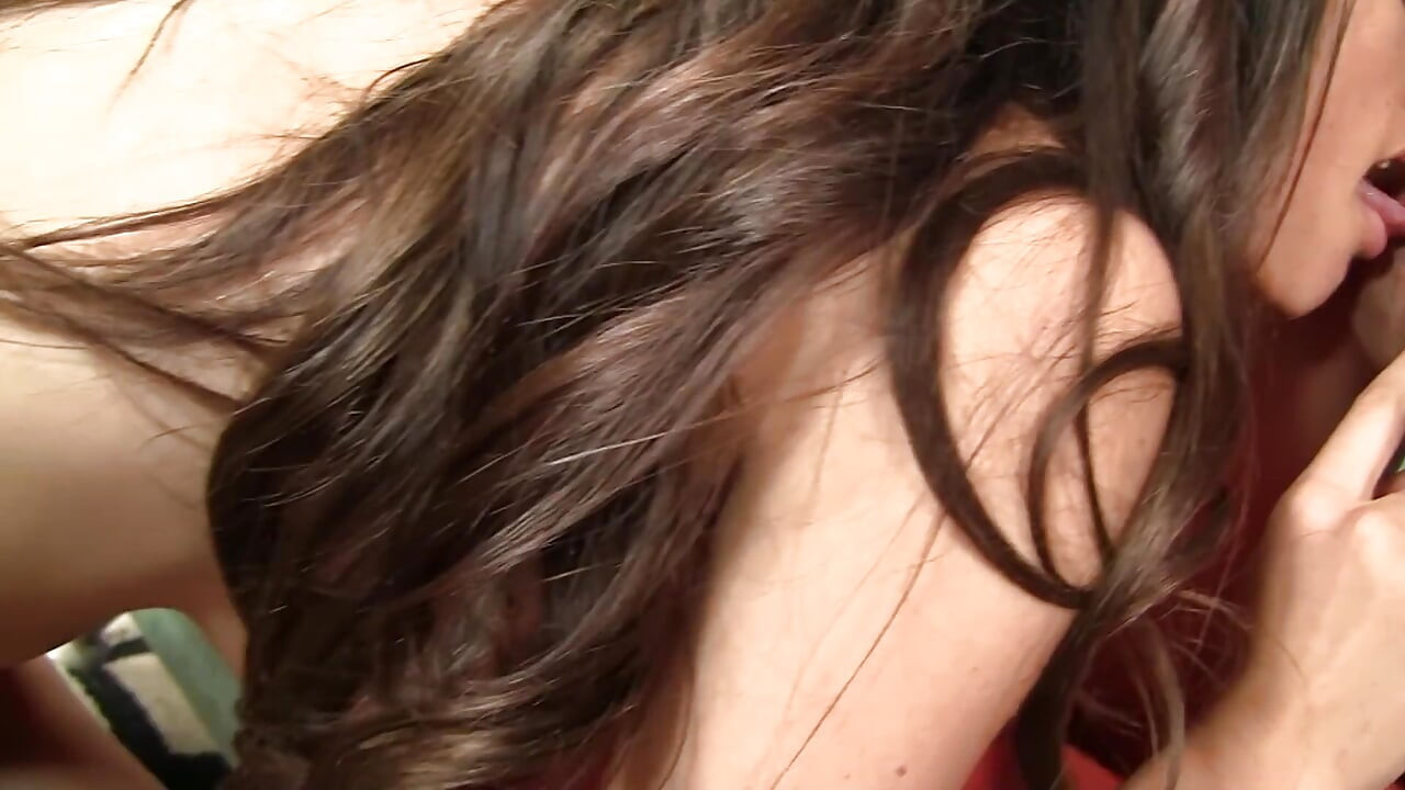 Duas morenas bonitas lambendo buceta e fodendo vibrador