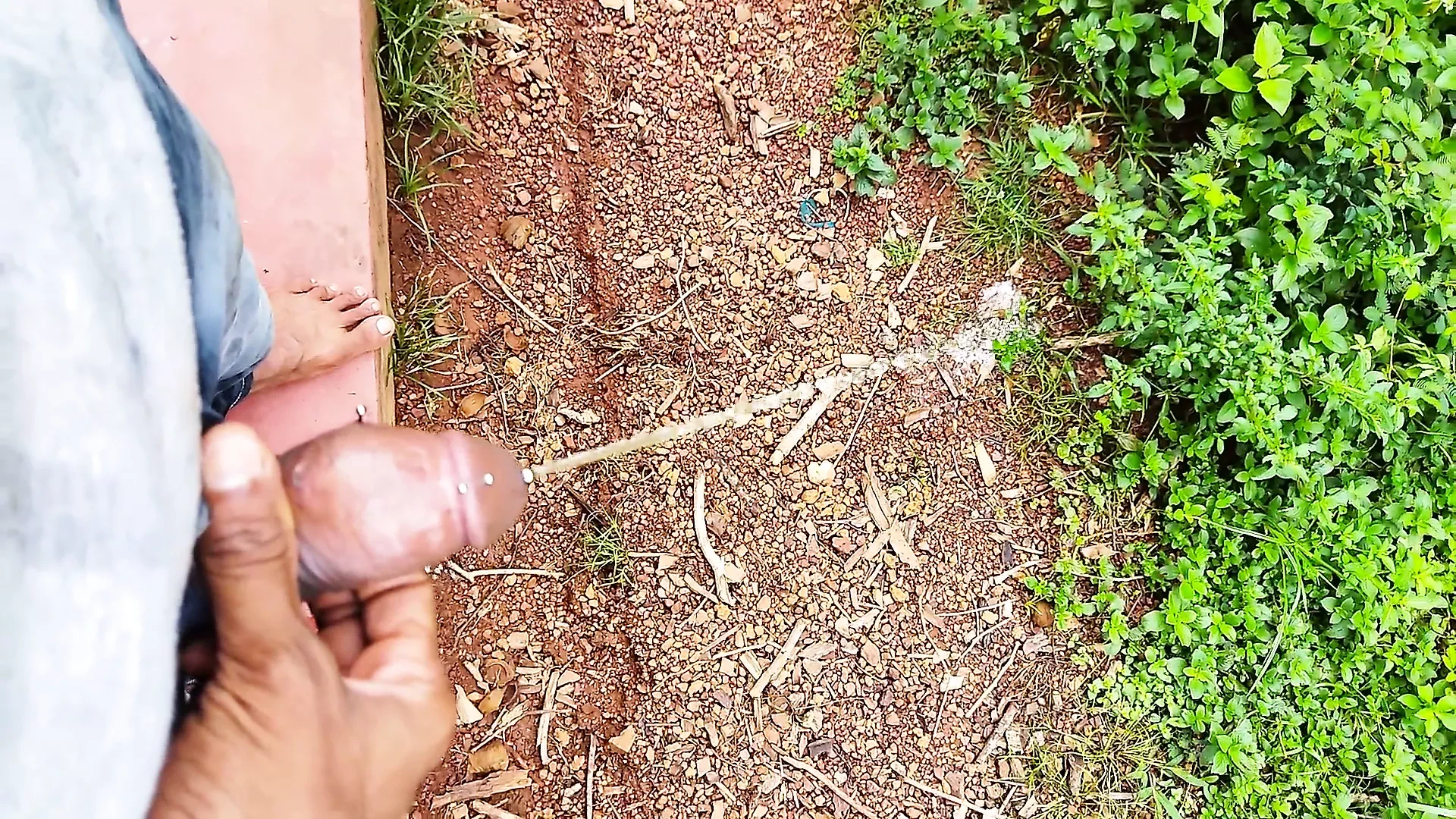 Zakar kecil comel berseronok di luar. zakar dara. Zakar seksi