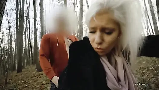Рискованный публичный трах на прогулке со случайным мужиком с Tinder