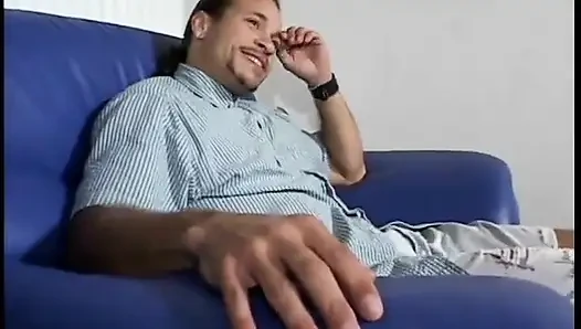 Muhteşem vücutlu ve gözlüklü orta yaşlı seksi kadın mastürbasyon yapıyor ve emiyor