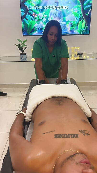 Leyne Rodriguez: Latina Caliente En Uniforme De Masaje Da Una Intensa Sesión Aceitada