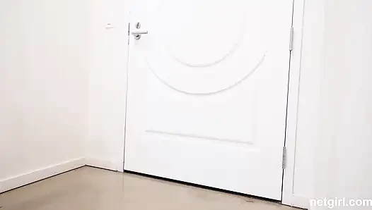 Kısa saçlı zenci güzel kadın dizlerinin üstüne çıkıyor