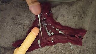 Ejaculação de esperma grande na calcinha fio dental de um amigo